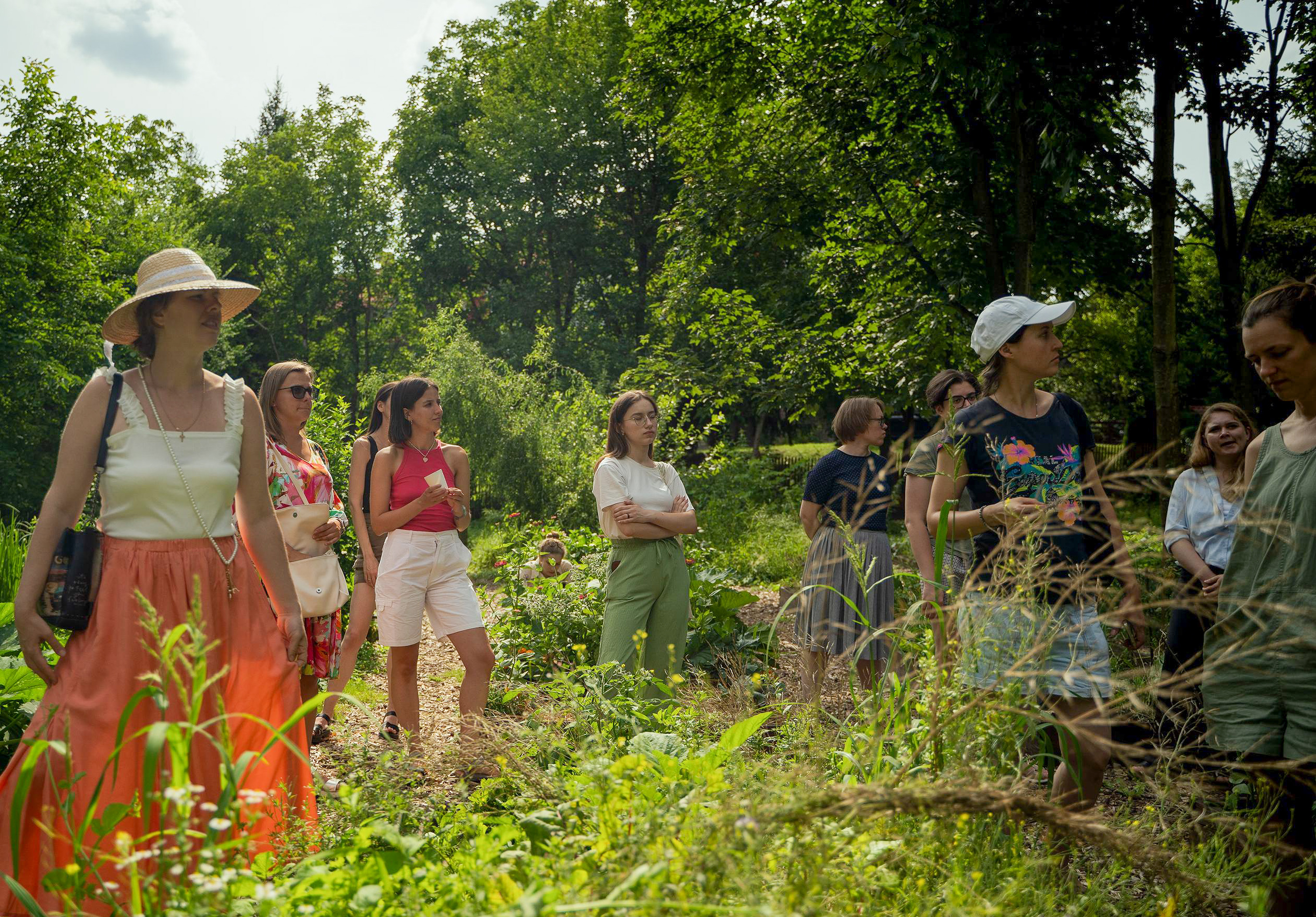 Un groupe de personnes dans un jardin
