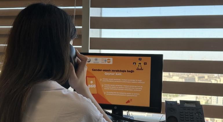 Une jeune femme au téléphone vue de dos
