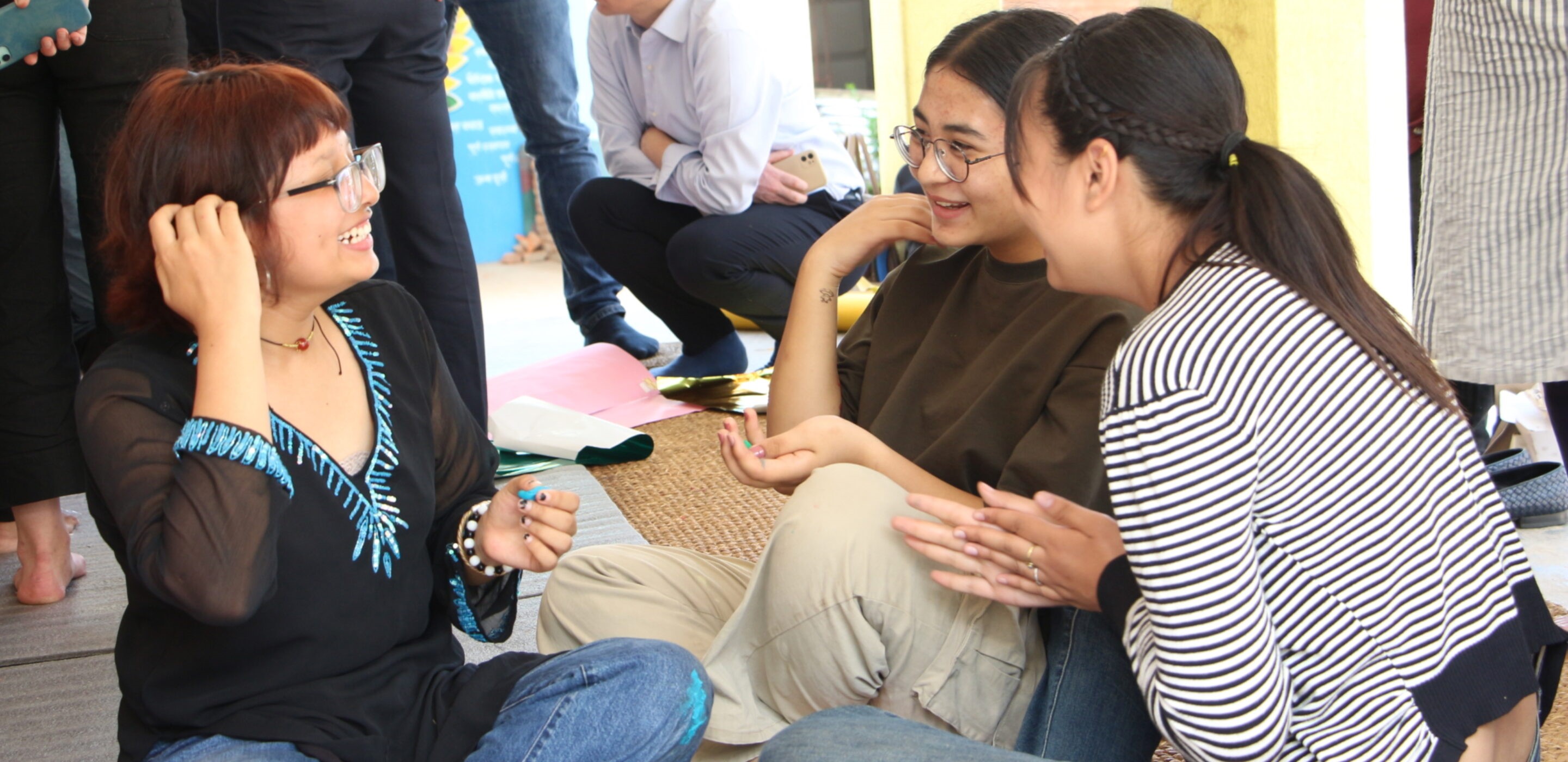 Jeunes femmes souriantes en train de disuter.