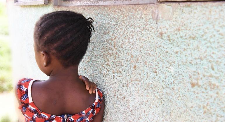 Une jeune fille vue de dos