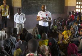 和平行动 蓝色头盔和制服