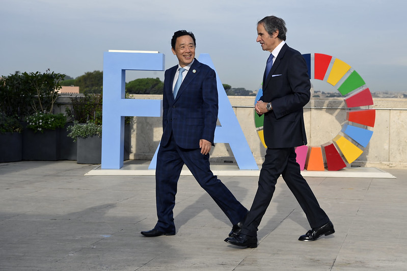 Rafael Mariano Grossi, Directeur général de l'AIEA et QU Dongyu, Directeur général de la FAO